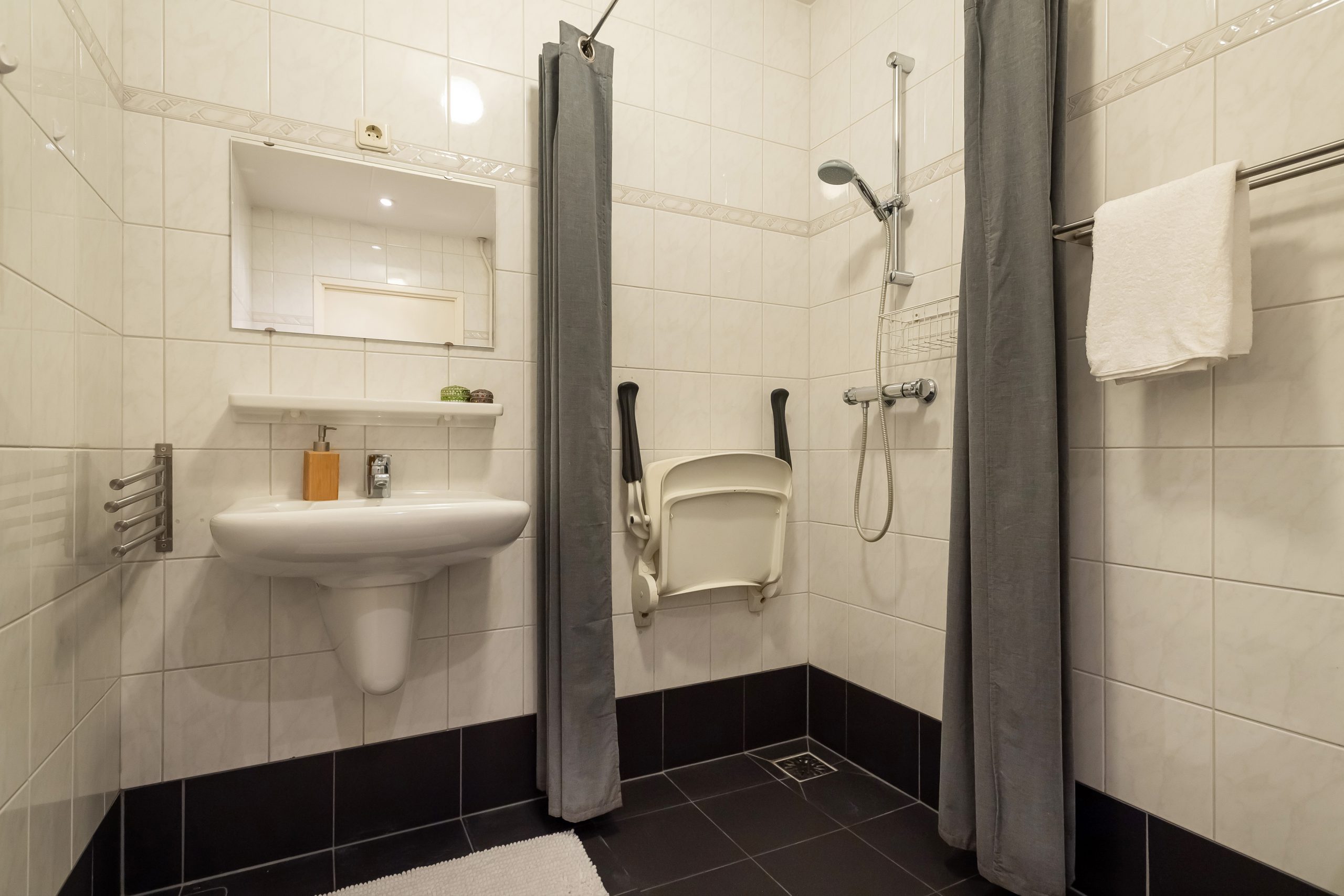 Badkamer met douche